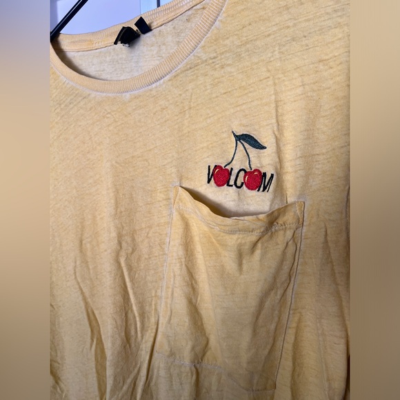 Volcom Women’s Tshirt, SO CUTE! Size S 🍒 - Picture 2 of 5